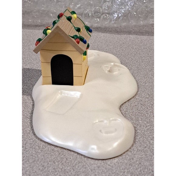 Hallmark Keepsake Ornament A Snoopy Christmas Woodstock on Doghouse 2000 - Picture 4 of 5